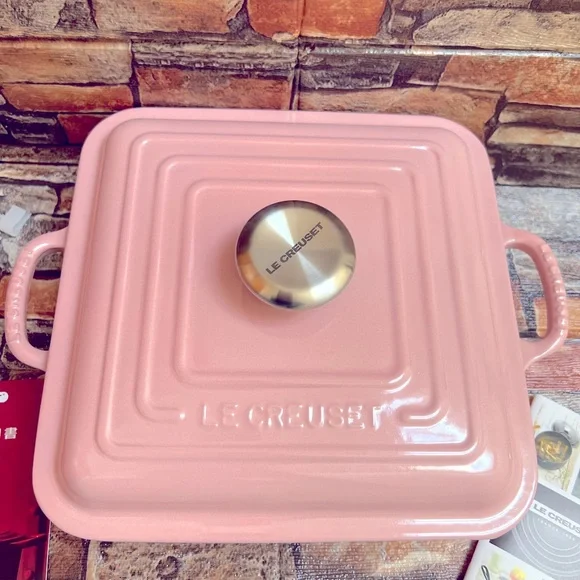 Le Creuset Square Signature Cast Iron in Black Interior (Chiffon Pink) - Picture 3 of 11
